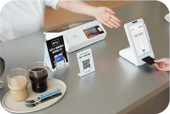 카페에 설치된 팁포스를 통해 고객이 토스프론트에 직접 카드를 꽂아 결제하는 모습