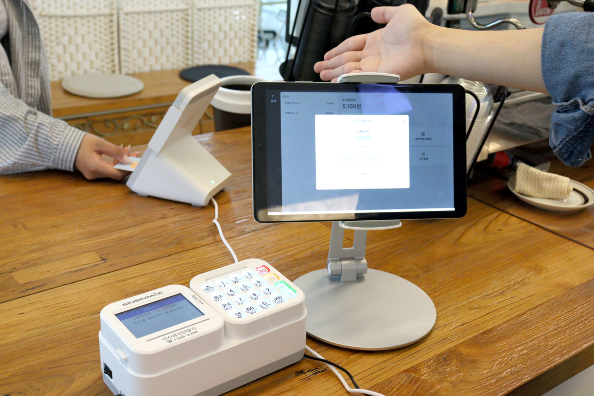 카페에 설치된 페이앤포스. 고객이 토스프론트에 결제를 진행하고 있으며, 결제 금액이 포스 화면에 노출