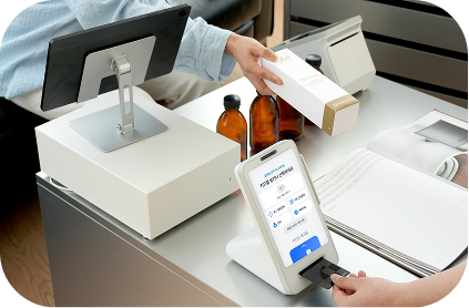 화장품 매장 계산대에서 토스 태블릿 포스로 결제하는 모습