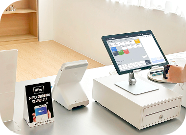 카페에 설치된 토스 태블릿 포스 전면 설치 모습