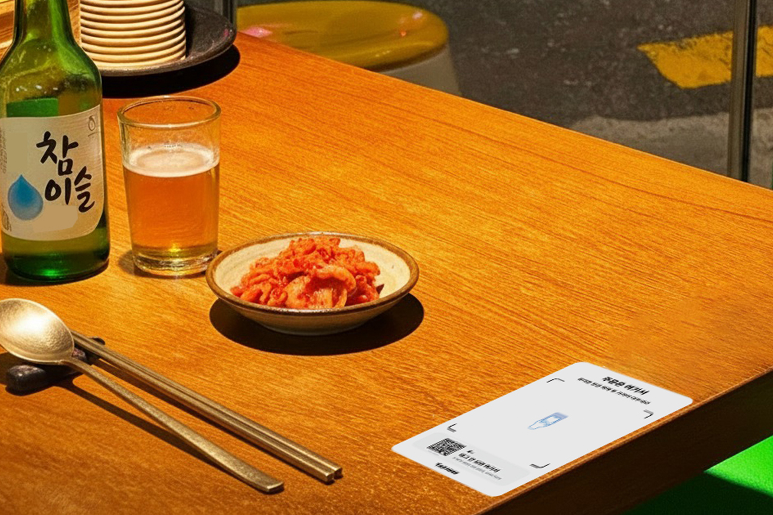 매장 식탁에 부착된 테이블 주문 QR코드