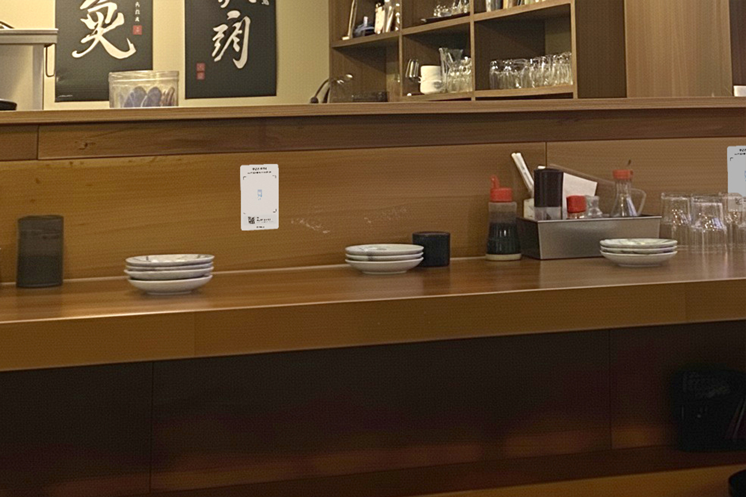 일식당 카운터석에 부착된 테이블 주문용 QR코드